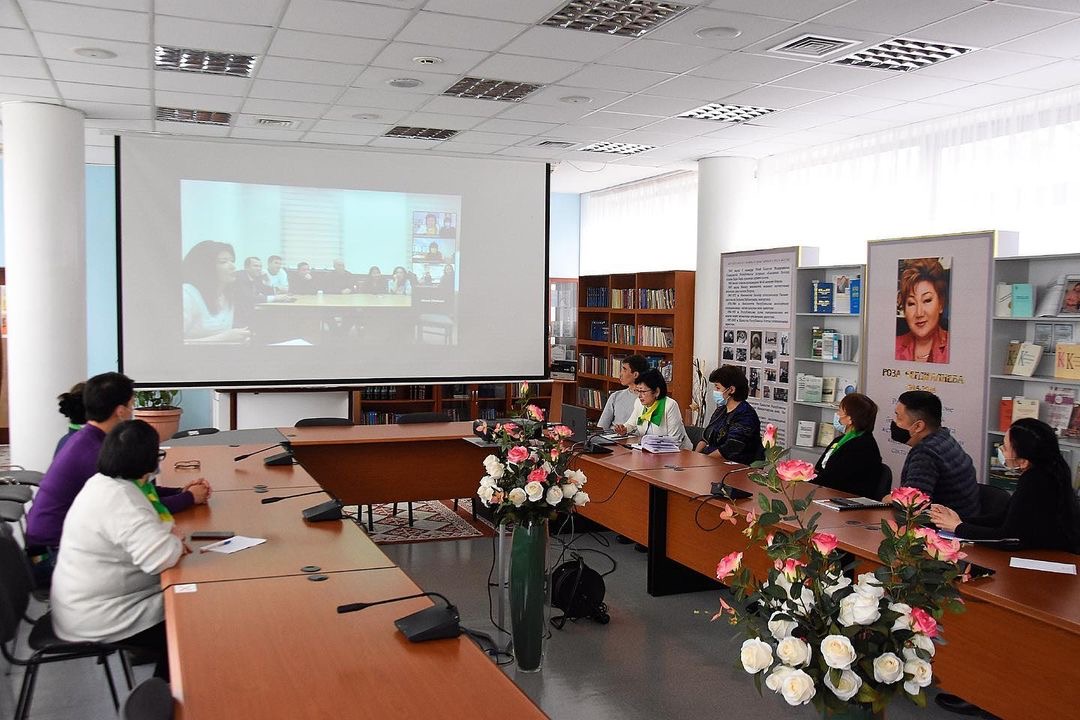 图书修复专家与来自中亚各地的同事一起参加虚拟大师班