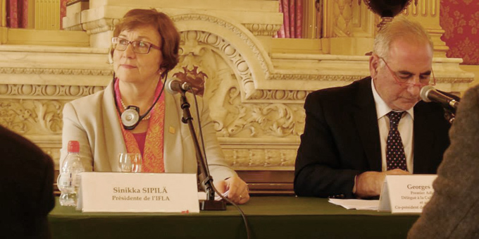 Conférence de presse sur la Déclaration de Lyon, Avril 2014 : La Présidente de l'IFLA Sinikka Sipilä et Georges Kepenekian (premier adjoint au maire de Lyon) à l'Hôtel de Ville de Lyon