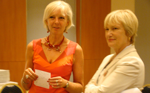 Infor公司总经理安·梅勒茨（Ann Melaerts）与国际图联主席英格丽德·帕伦特（Ingrid Parent ）出席2013年官员招待会