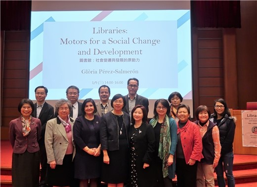 Glòria Pérez-Salmerón with librarians from Taiwan, China