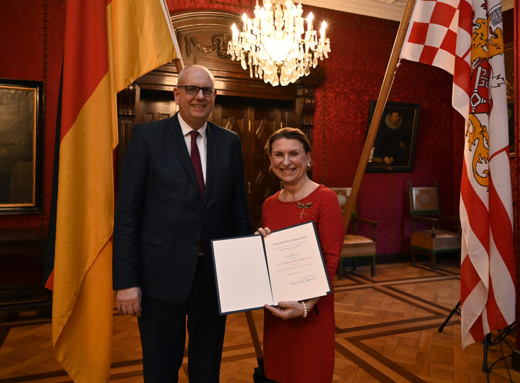 Dr. Andreas Bovenschulte awards IFLA President Barbara Lison the Order of Merit of the Federal Republic of Germany Photo: Senatspressestelle