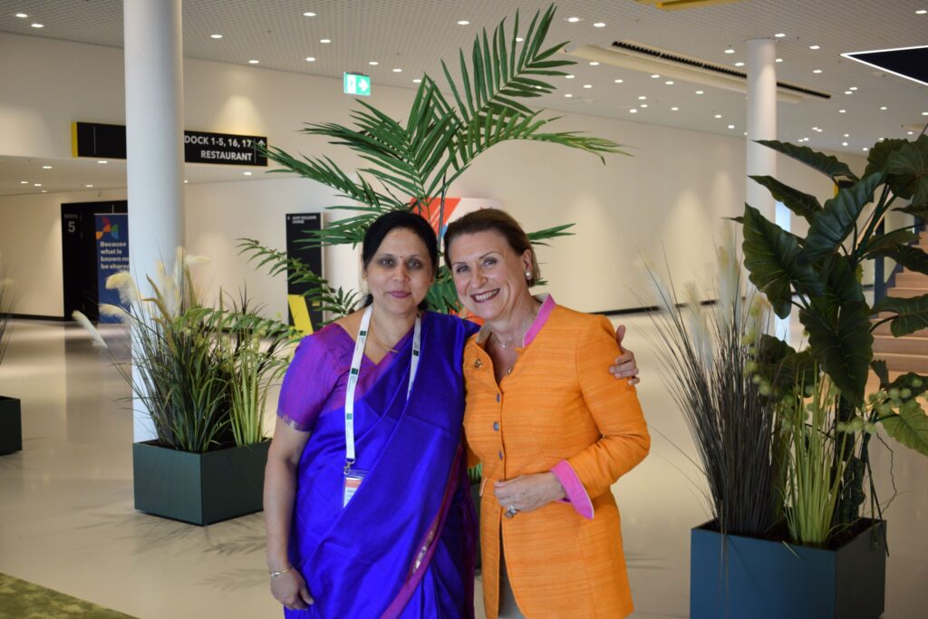 Sangeeta Kaul and IFLA President Barbara Lison